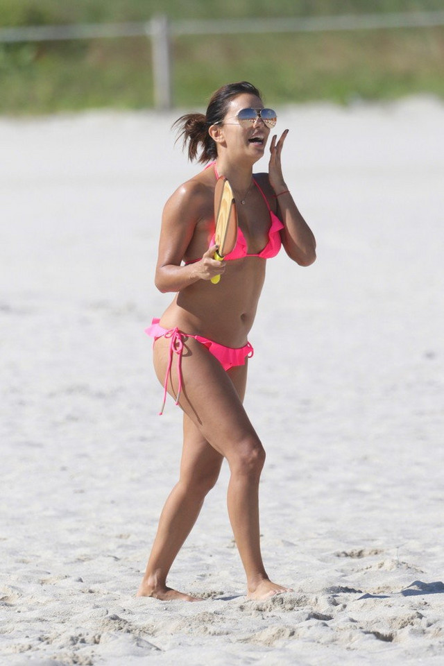 40-letnia Eva Longoria w bikini na plaży w Miami