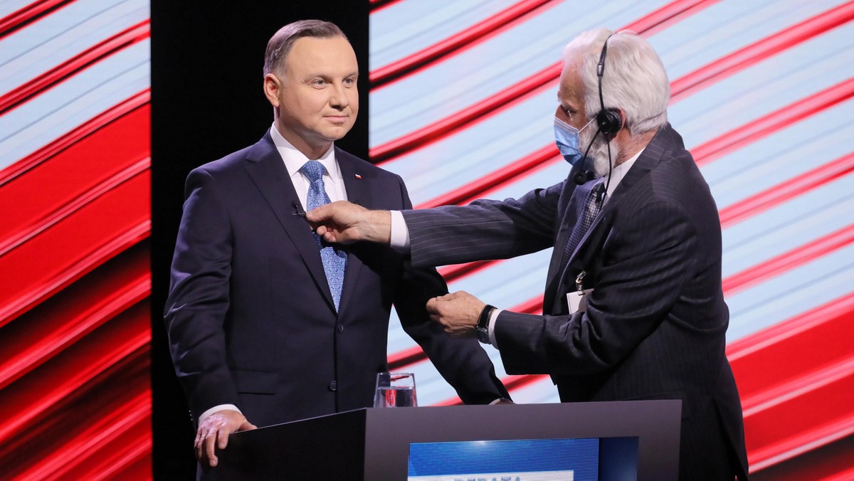 Andrzej Duda (L) podczas debaty z udziałem kandydatów na prezydenta w Telewizji Polskiej 