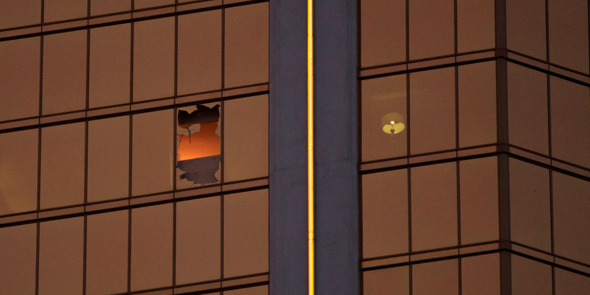 Wybite okno na piętrze hotelu Mandalay Bay w Las Vegas 