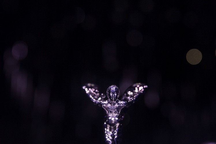 O ile Mueller-Oetvoes odmówił odpowiedzi na pytanie PAP, czy któryś z najbogatszych Polaków pokusił się na złożenie zamówienia nowego samochodu to dodał z uśmiechem: 'Nasi partnerzy biznesowi w Warszawie wykonują świetną robotę'.