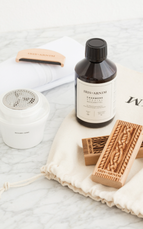 Set de soin pour cachemire comprenant rasoir, peigne, shampoing, pochette de lavage et bois de cèdre de l’experte en cachemire Iris von Arnim, environ 74 francs. 