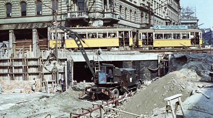 Blaha Lujza téri metróaluljáró építése 1966-ban
