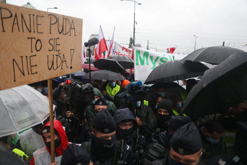 Protest rolników w Warszawie. Zablokowali kluczową trasę