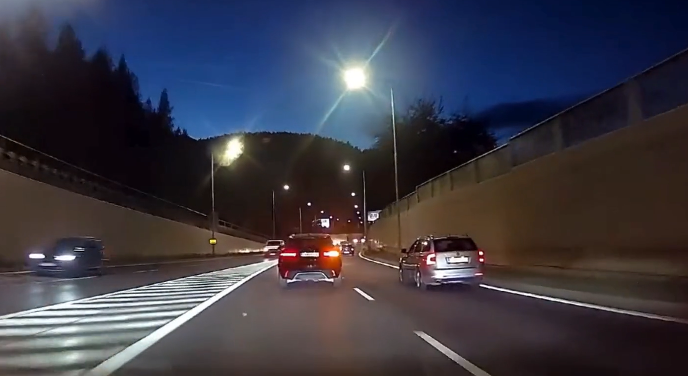 Vodička vytlačila ďalšie auto blízko protihlukovej steny.