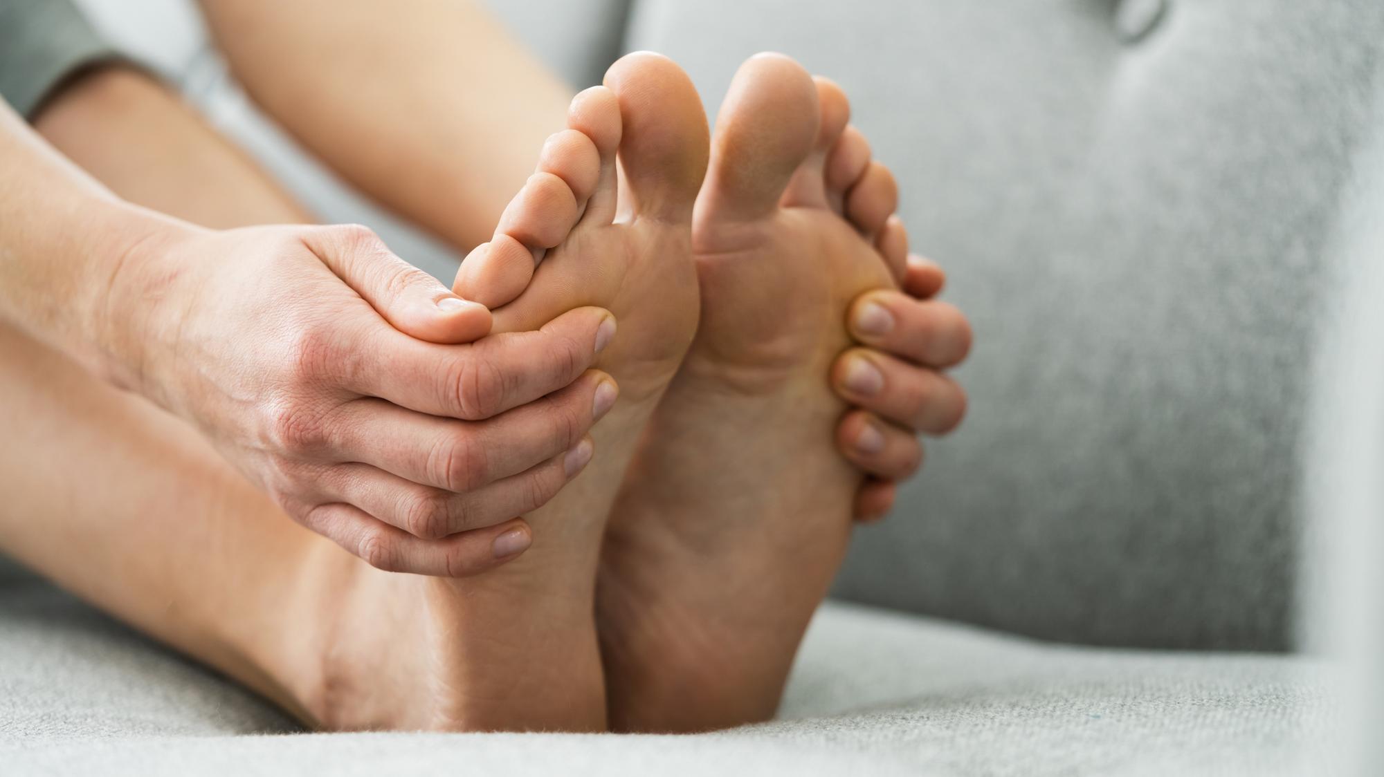 Príznaky akrálneho melanómu môžete spozorovať na rukách alebo nohách. (ilustračné foto)