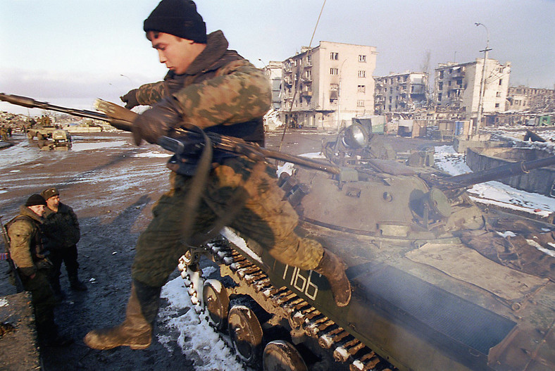 Grozny. Rosyjski żołnierz podczas szturmu na miasto
