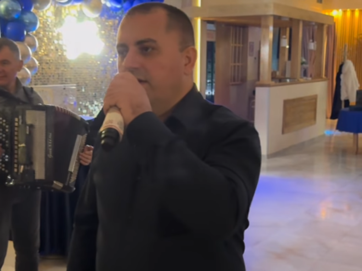 Pevač je 7 godina vozio našeg političara, imao platu 55.000: "Spavao sam u kolima dok je on bio na sastanku"