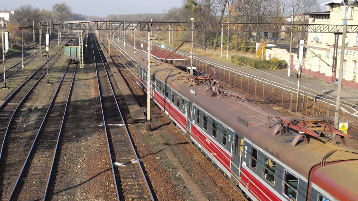 Dziś weszła w życie kolejna korekta rozkładu jazdy w województwie małopolskim. Zakłada ona niewielkie zmiany godzin odjazdów pociągów, co ma ułatwić podróżowanie. Przesunięto też datę zamknięcia torów między stacjami Kraków Główny i Kraków Płaszów.