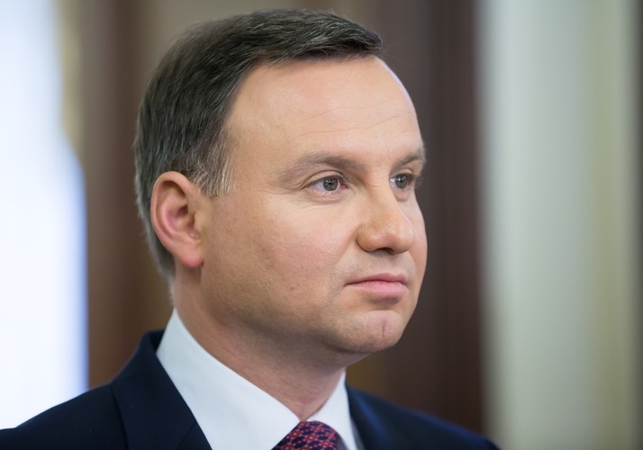 <strong>2. Andrzej Duda, prezydent RP, pozycja w rankingu bez zmian</strong>
<br><br>
Może polska konstytucja nie dała mu na starcie najmocniejszej pozycji, ale trzeba przyznać, że część swoich uprawnień szybko się nauczył wykorzystywać kreatywnie. I nie chodzi tu bynajmniej o kompetencje ze sfery polityki zagranicznej czy wojskowości. To by było zbyt oczywiste.
<br><br>
Prezydent Duda nie przejawia tak dużych, jakby mógł, ambicji dyplomatycznych, nie próbuje też ścierać się z ministrem obrony o listy generalskich nominacji. Owszem, zdarza mu się występować z inicjatywą ustawodawczą. Oprócz sukcesu, jakim było uchwalenie przepisów obniżających wiek emerytalny, większość jego propozycji na razie utknęła jednak w sejmowej próżni. Dotyczy to zwłaszcza fiaska dwóch projektów przepisów o pomocy dla frankowiczów oraz ustawy o kwocie wolnej. Dudzie stoi tu na przeszkodzie nie tylko nadzór finansowy, ale i polityczna agenda własnej partii.
<br><br>
Siły prezydenta należy jednak upatrywać zupełnie gdzie indziej: w poczuciu komfortu, jaki zapewnia Jarosławowi Kaczyńskiemu. Andrzej Duda jest bowiem gwarantem, że misterna operacja ustrojowa, do której lider PiS przymierzał się latami, nie załamie się na ostatniej prostej. Gdyby prezydent okazał się, nie daj Boże, jakimś mainstreamowym prawnikiem, zaraz by zaczął mnożyć wątpliwości, zlecać ekspertyzy, wetować, a nawet skarżyć do TK. Słowem, byłby typowym imposybilistą prawnym. Andrzej Duda potrafi zaś proaktywnie radzić sobie w kryzysowych sytuacjach, za każdym razem wychodząc naprzeciw oczekiwaniom prezesa z innowacyjnym rozwiązaniem.
<br><br>
Jego nieszablonowość wyszła najpierw przy okazji sporu o zaprzysiężenie sędziów TK wybranych przez koalicję PO-PSL. Niby konstytucja nie zostawia tu prezydentowi pola manewru, ale Andrzej Duda zinterpretował ją inaczej i przyjął ślubowania od tych, którzy na urząd zasługiwali bardziej. W prawniczej awangardzie znalazł się także, uznając, że bez jakichkolwiek tłumaczeń może odmówić powołania sędziów rekomendowanych przez KRS. I co z tego, że dotychczasowa praktyka szła w przeciwnym kierunku.
<br><br>
Puryści będą grymasić, że prezydent w rzeczywistości abdykował ze swoich uprawnień, wybierając posłuszeństwo wobec wyższej instancji. To uproszczenie. Dlaczego ma się silić na niezależność, skoro z prezesem się w pełni zgadza?