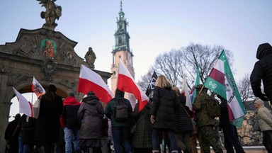 Rodacy Kamraci przyjechali na Jasną Górę z kontrowersyjnymi flagami. Interweniowała policja