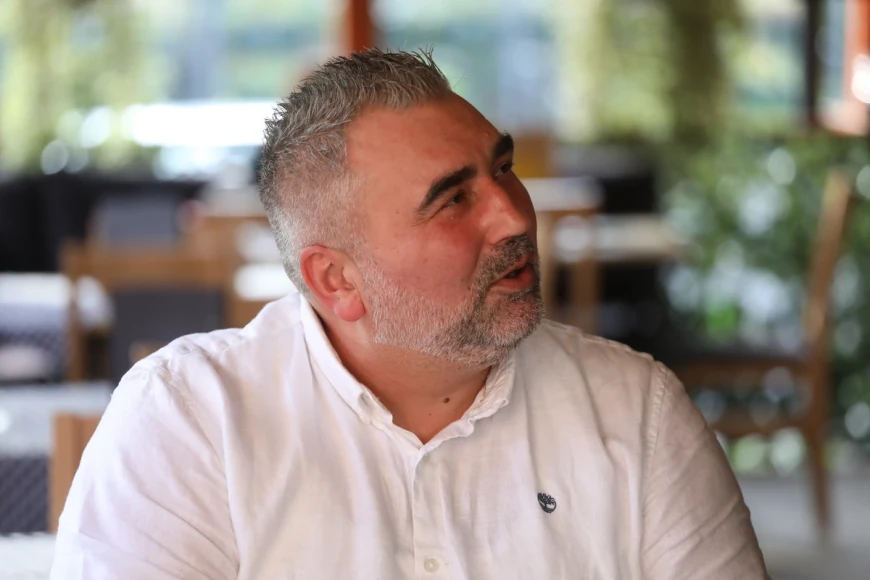 Voditelj doživeo udes na auto-putu SA EKIPOM sa kojom snima emisije, kombi se sudario sa putničkim automobilom - Evo da li je bilo posledica