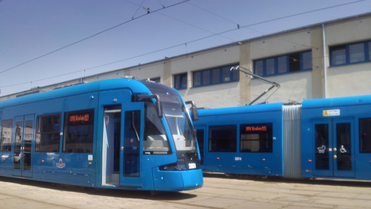 Dzisiaj w zajezdni MPK przy ul. Brożka odbyło uroczyste odebranie dwóch ostatnich nowoczesnych tramwajów Bombardier. Łącznie więc po Krakowie jeździ już 74 takich pojazdów, w tym 24 najnowocześniejsze. W uroczystości brał udział prezydent Jacek Majchrowski.