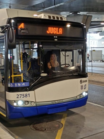 Po Rydze jeżdżą rodzime autobusy marki Solaris. Za "kółkiem" zasiada wiele kobiet.