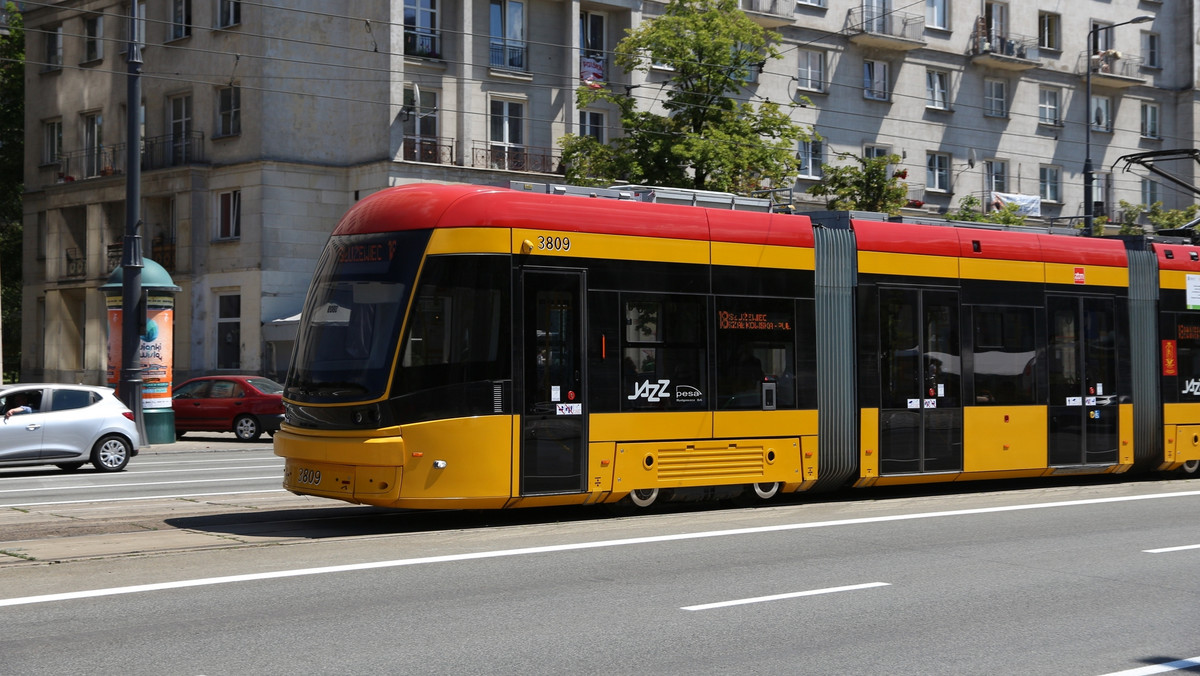 Śmiertelny wypadek w Warszawie. "Ciało zauważył motorniczy innego tramwaju"