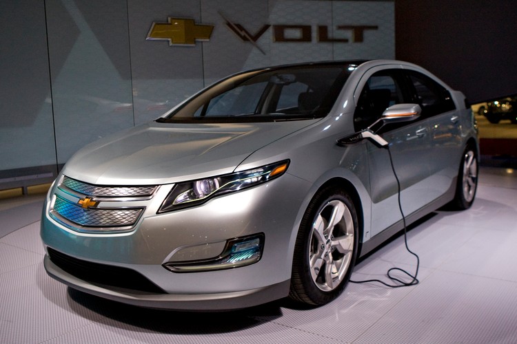 Volt jest to hybrydowy samochód typu plug-in produkowany przez General Motors od 2010 roku. Druga generacja tego auta jest wyposażona w silnik spalinowy o mocy 101 KM oraz elektryczny o mocy 149 KM. Auto może na pełnym baku i z naładowanymi akumulatorami pokonać maksymalnie 640 km.