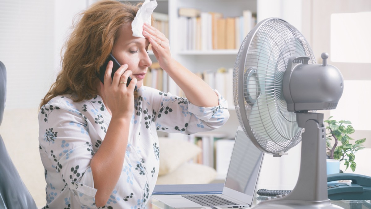 Skrócenie czasu pracy pracowników, wprowadzenie dodatkowych przerw w pracy, zapewnienie klimatyzacji w pomieszczeniach - to niektóre z działań, jakie powinien podjąć pracodawca w celu poprawienia warunków pracy w czasie upałów.