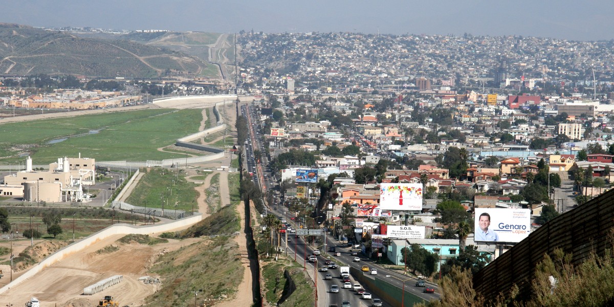 Po prawej leży Tijuana – miasto w północno-zachodnim Meksyku. Po lewej - San Diego w Kalifornii