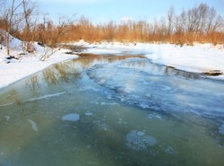 Woda podmywa domy. Lodołamacze płyną na ratunek