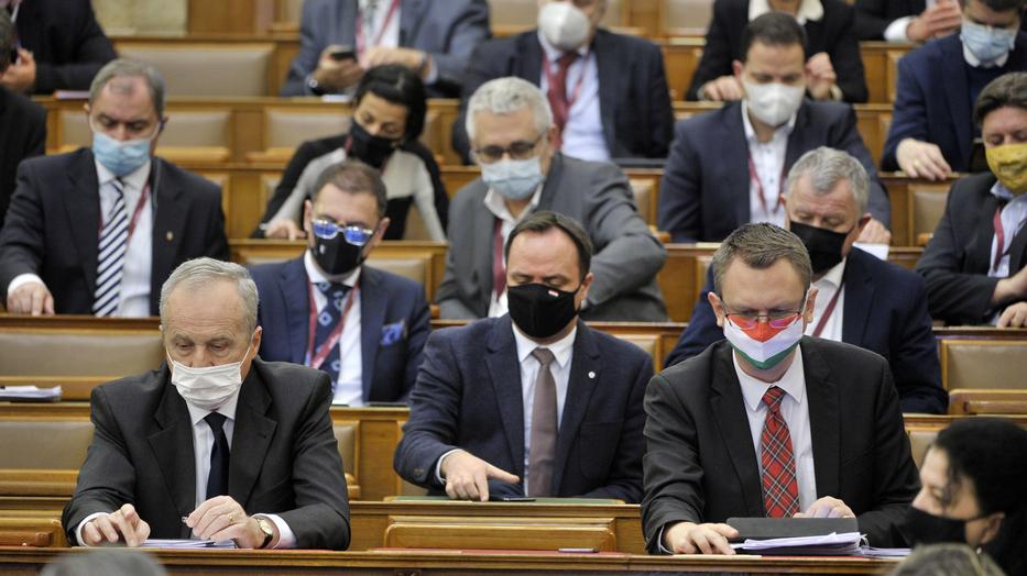 A képen: A parlament tagjai szavaznak az Országgyűlés plenáris ülésén 2020. december 1-jén. / Fotó: MTI/Kovács Attila