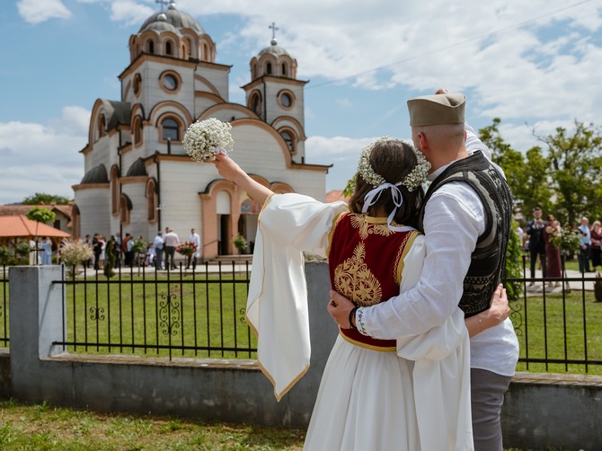 Venčanica Katarine iz Despotovca rasplakala Srbe, svi u neverici gledaju šta je obukla