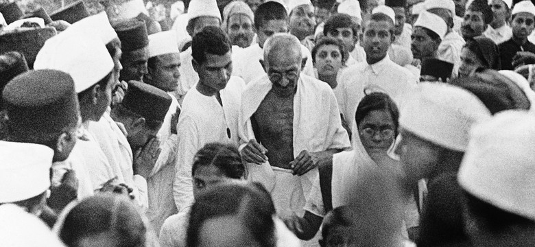 Aukcja pamiątek po Ghandim. Sandały za 70 tysięcy złotych