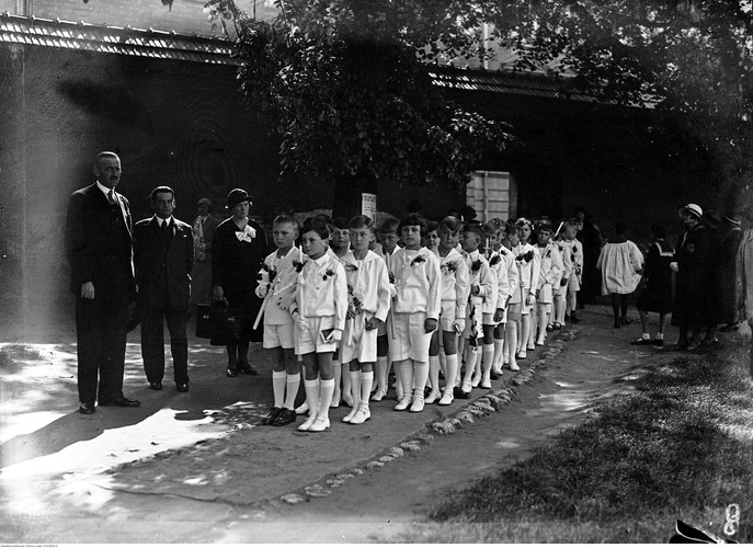 Pierwsza komunia uczniów szkoły powszechnej im. św. Wojciecha w Krakowie. fot. Koncern Ilustrowany Kurier Codzienny - Archiwum Ilustracji, 1933 r.