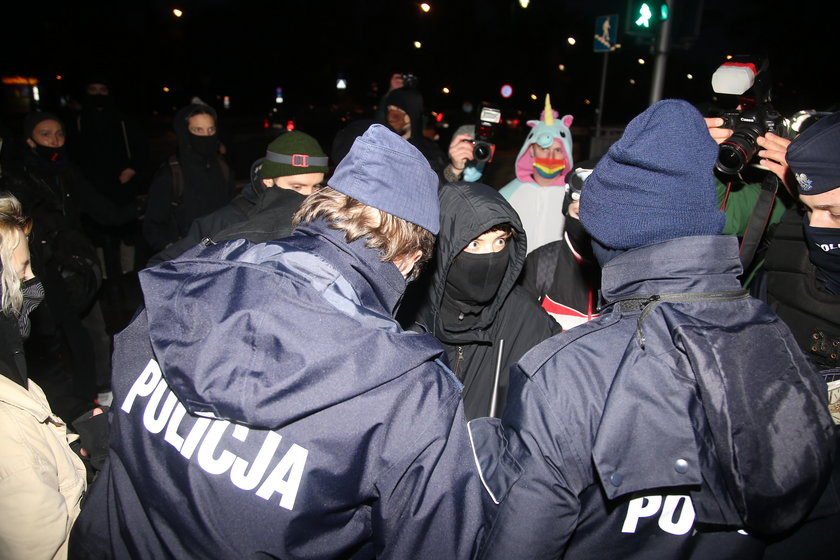 Warszawa: Strajk Kobiet blokuje ulice i siedzibę MEN. Relacja na żywo
