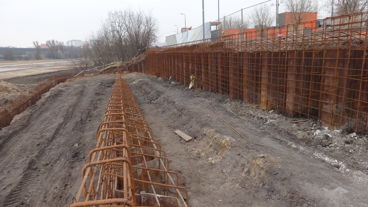 Nad Wartą trwają prace związane z budową slipu, schodów i pochylni, a także remontem istniejącej infrastruktury nadrzecznej. Z uwagi na wysoki poziom wody w okresie zimowym, terminy zakończenia inwestycji zostały wydłużone.