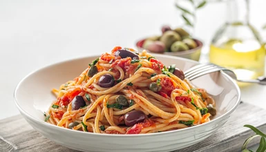 Pyszny obiad na piątek. Podajemy przepis, Ty gotujesz. "Niegrzeczne" spaghetti z tuńczykiem