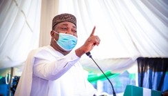 Ugwuanyi distributes 260 bags of fertiliser, 260 bags of maize to farmers