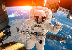 Ilustracija: Međunarodna svemirska stanica i astronaut u svemiru iznad planete Zemlje