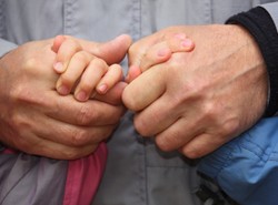 Ojciec zmarł, ale przed śmiercią znalazł dzieciom rodzinę