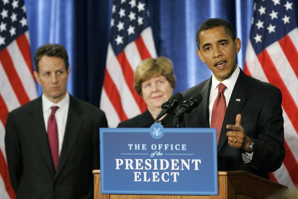 Barack Obama przemawia na konferencji w Chicago. Z tylu przyszly minister skarbu Timothy Gaithner. Fot. Bloomber