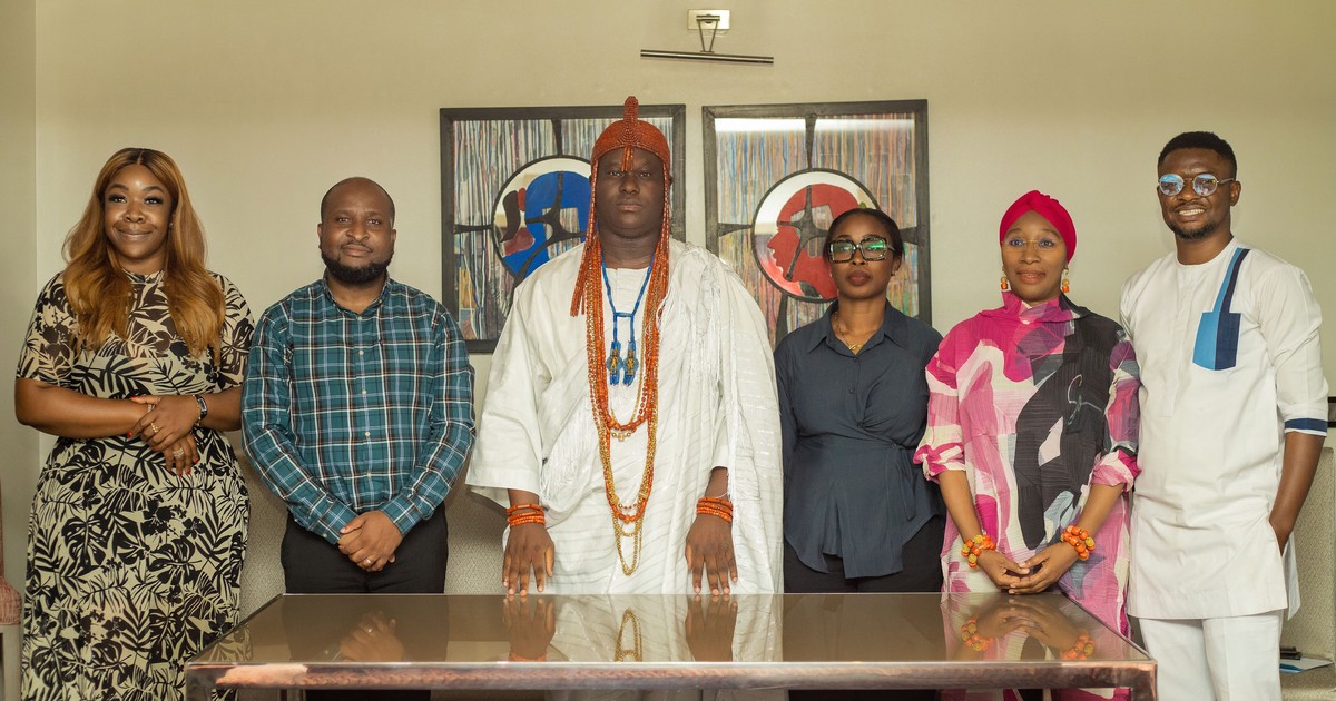 Makala hayo yanaangazia ushirikiano kati ya Fatshimetrie na Ojaja Cinemas kuzindua skrini 1,000 kote Nigeria katika miaka mitano ijayo. Mpango huu muhimu utaanza Ile-Ife na Akure, kuashiria mwanzo wa enzi mpya ya tasnia ya filamu nchini Nigeria. Sherehe rasmi ya kuchukua utendakazi wa sinema za Ojaja na Sinema za Nile ilihudhuriwa na Ooni ya Ife na kuungwa mkono na watu mashuhuri. Ushirikiano huu wa kimaono unalenga kufafanua upya uzoefu wa sinema nchini Nigeria kwa kutoa huduma za kibunifu na njia mbalimbali za mapato. Ushirikiano unaenda zaidi ya usimamizi wa sinema za kitamaduni ili kuunda mfumo wa burudani wa kina, kuweka Nile kuwa kiongozi wa kikanda katika tasnia.