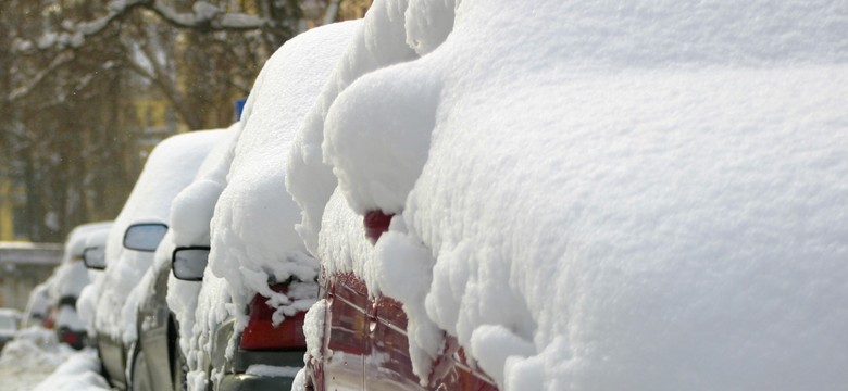 Odpalasz silnik i dopiero odśnieżasz auto? To poważny błąd. Z dwóch powodów