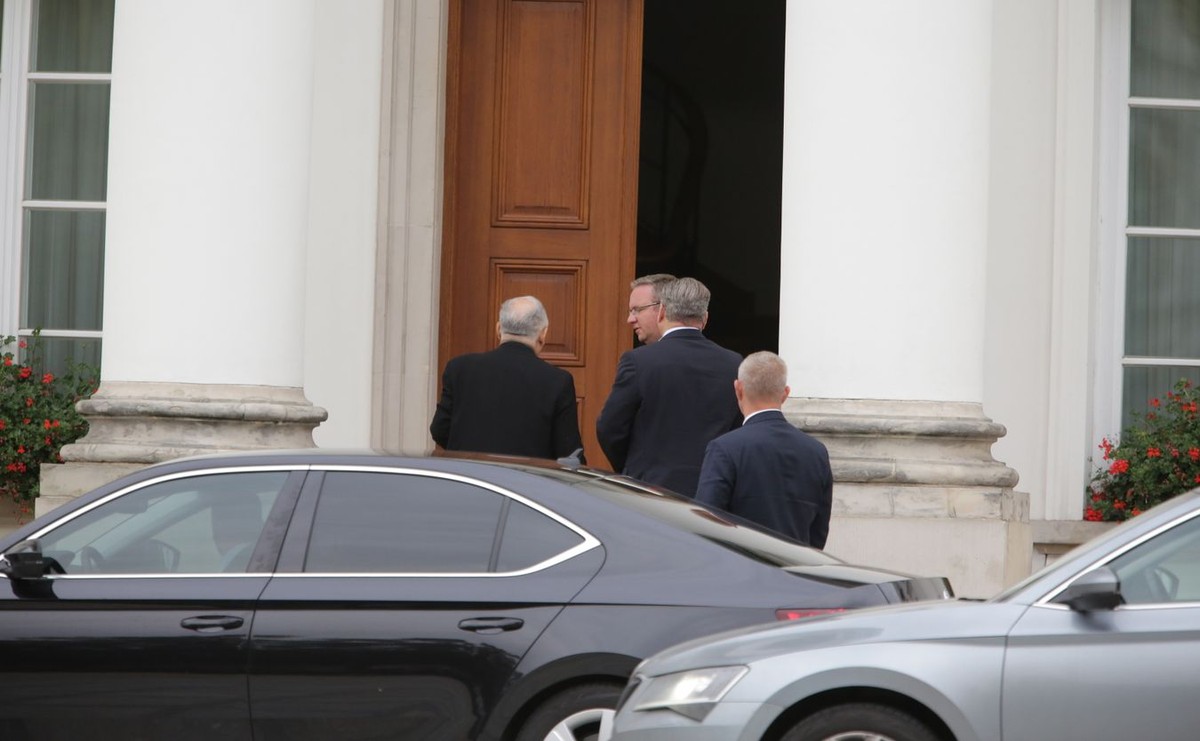 Jarosław Kaczyński i Krzysztof Szczerski przed Belwederem