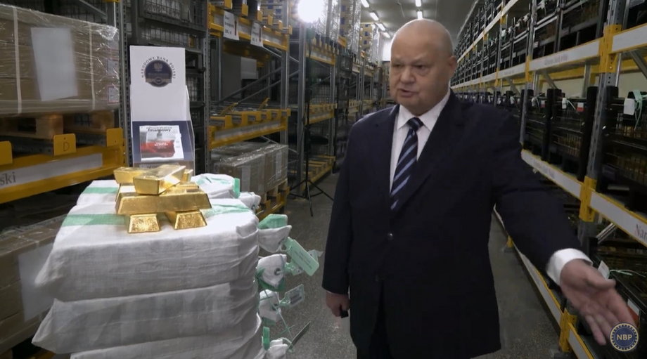 Prezes NBP Adam Glapiński pokazuje rezerwy złota w jednym z polskich skarbców.