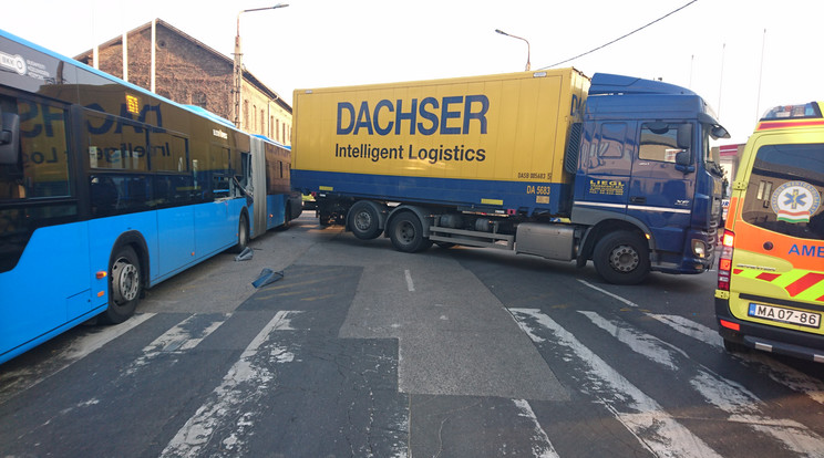 Busz és kamion baleset / Fotó: Blikk