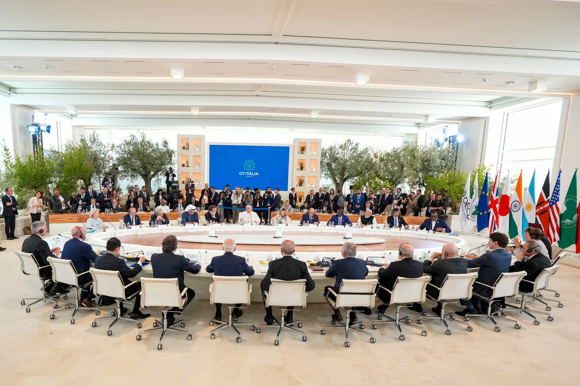 Vedúci predstavitelia krajín skupiny G7 na summite v Taliansku potvrdili svoju jednotu a záväzok chrániť demokratické hodnoty a ľudské práva.