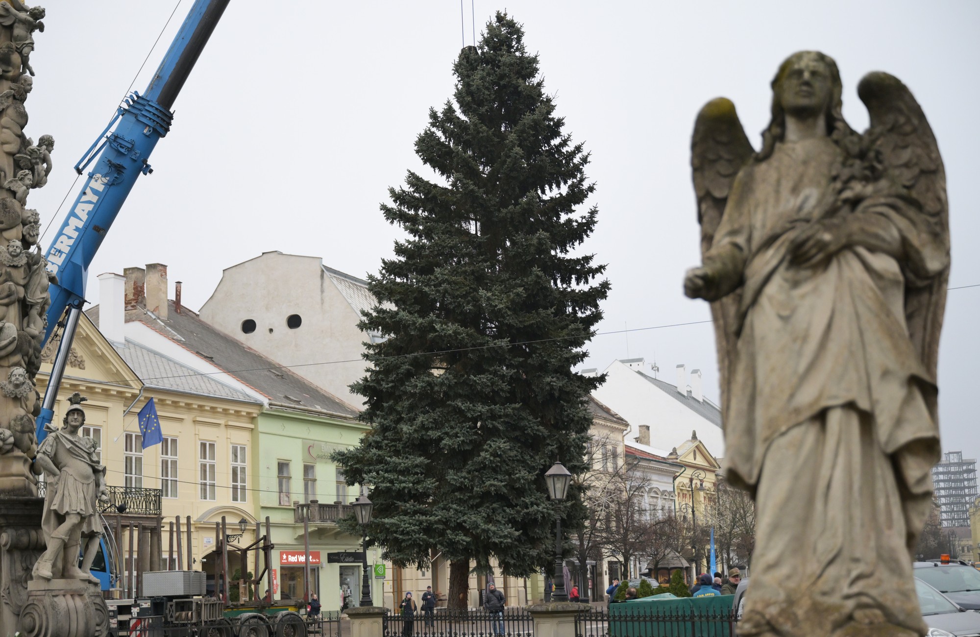 Osadenie vianočného stromu v Košiciach.