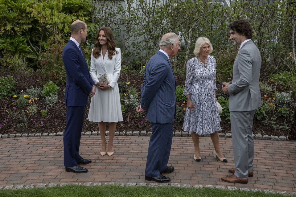 Księżna Camilla założyła wzorzystą niebiesko-białą sukienkę o długości midi. Do kreacji dobrała beżowe buty z czarnymi czubkami marki Chanel. 