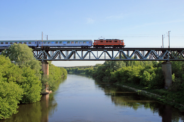 Pociąg PKP Intercity spóźnia się więcej niż godzinę? Pasażer może teraz liczyć na odszkodowanie