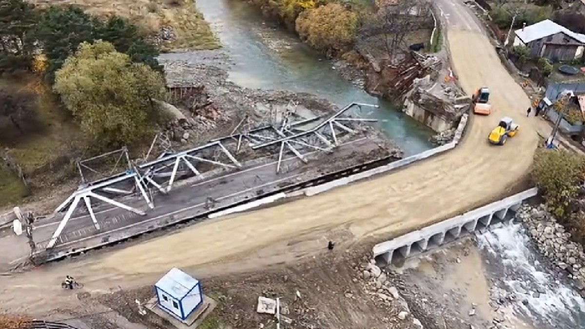 Podul distrus de un TIR pe DN 12A este demontat: Se pregătește o variantă provizorie de trafic
