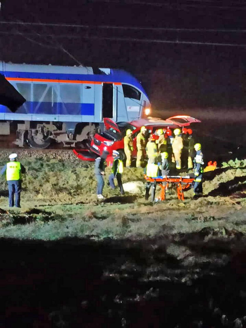 Pociąg uderzył w auto koło Gorlic. Poszkodowana kobieta z dwójką małych dzieci