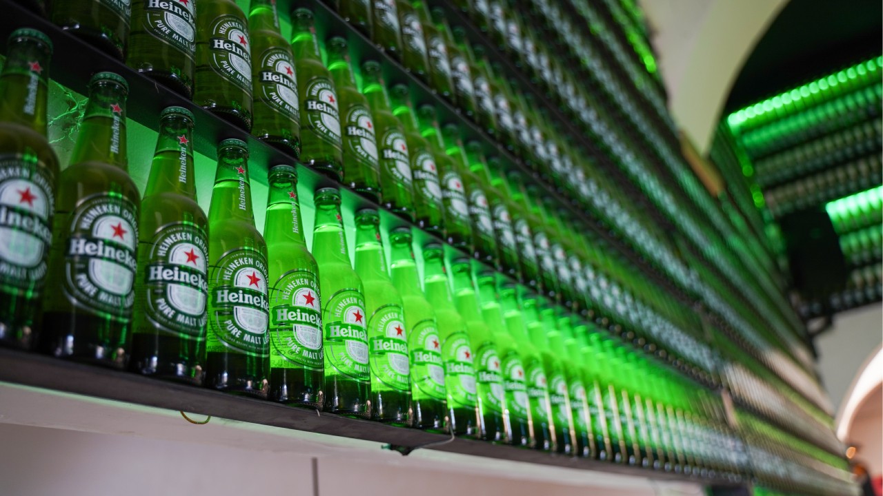 Gigantul Heineken, obligat să plătească 111.000.000 de euro  unui rival din Grecia