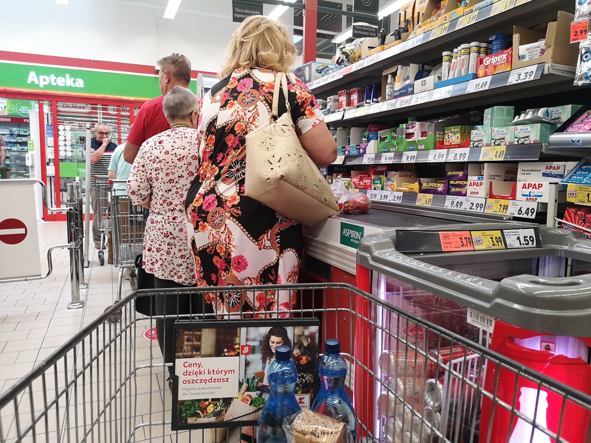Ten wróg, który atakuje po cichu. Inflacja demoluje nasze zarobki i domowe budżety. Cenowy szok ze sklepowych półek wymusza zaciskanie pasa. I nie ma dobrych wiadomości. Drożyzna nie odpuszcza