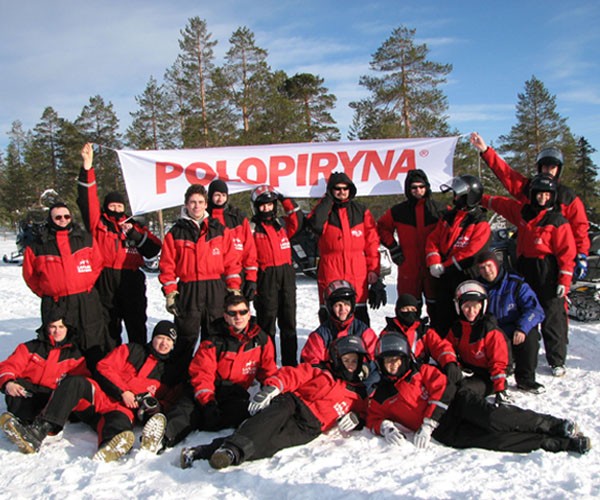 Zahartowana drużyna Polopiryny po przekroczeniu koła podbiegunowego.