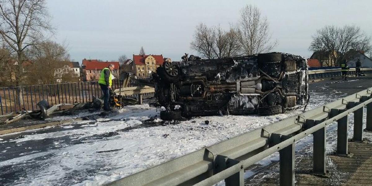 Mercedes doszczętnie spłonął. To cud, że nikt nie zginął