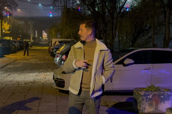 "Stari običaj sa Kosova i Metohije": Pevač sa ženom ofarbao jaja, pa sina odveo crkvu: Od malih nogu ga uči veri (Foto)