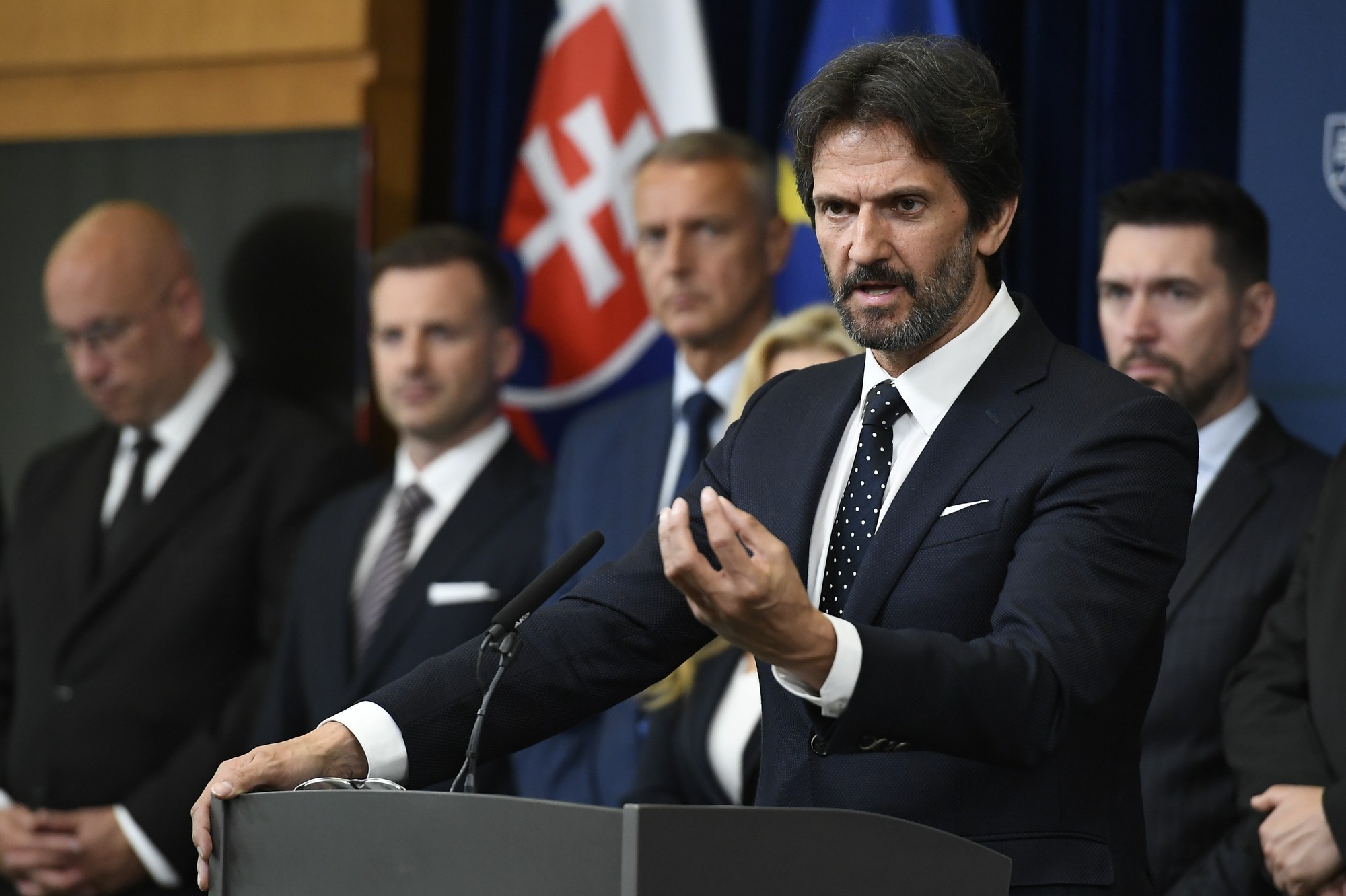 Politici po mimoriadnom zasadnutí Bezpečnostnej rady SR.